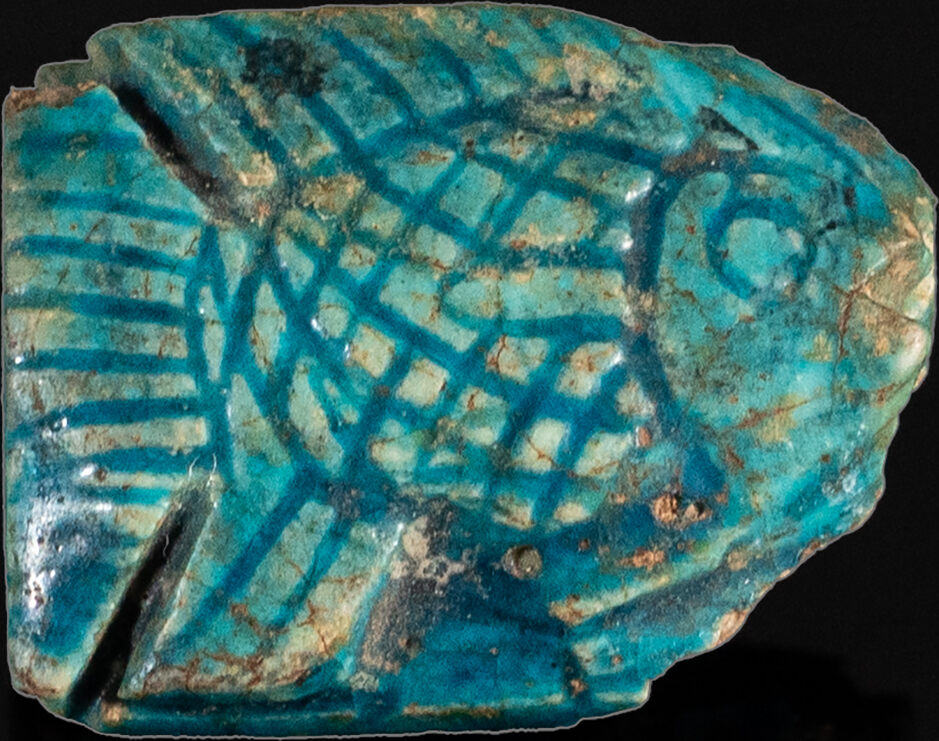 Ägyptischer Fisch-Schmuckanhänger mit Hieroglyphen Tilapia aus Fayence ...