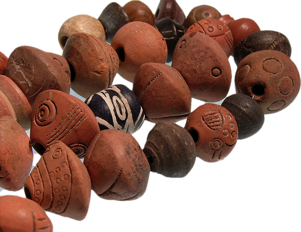 Präkolumbische Keramiken Köpfe und Schmuckperlen, Inka Maja, TumacoLa