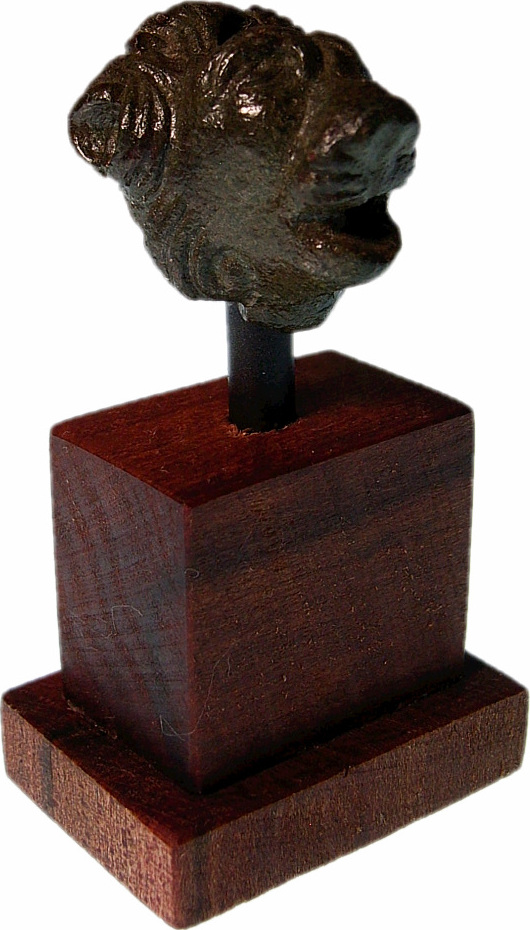 Einzigartig Römischer Löwenkopf aus Bronze auf Holzsockel, röm