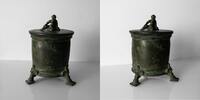    Römische Bronzepyxis mit nackter Deckelfigur 