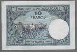 MADAGASIKARA/MADAGASCAR . 10 Francs. (1948) Junge Frau mit Frurtschale. Jeune femme présentant une coupe de fruits. Gutes sehr schön .