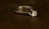 Bague design solitaire en or blanc ornée d’un diamant 0,33 carats qualité VS1