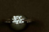 Bague design solitaire en or blanc ornée d’un diamant 0,33 carats qualité VS1