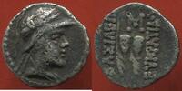 Antike Münzen OBOLE GRÈCE -ROI DE BACTRIANE EUCRATIDE VERS 180 EN ARGENT A/ BUSTE DU ROI A DROITE COIFFE D'UN CASQUE A AIGRETTE R/ LES BONNETS DES -