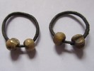 Byzanz Paar Ohrringe aus Bronze Ein Paar von byzantinischen Bronzeohrringen mit Glasperlen