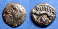 Haute et Moyenne Seine potin Haute et Moyenne Seine (Rèmes ?) à la tête coupée ou tête humaine de face, sous un sanglier enseigne, 16-17 mm, 2,56 g DT.151 -