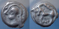 Senones, Senons SENONES, SENONS, région de Sens  à la tête casquée, cheval à gauche, 20mm, 3,22 grms, DT.150 TTB+ potin  ss+