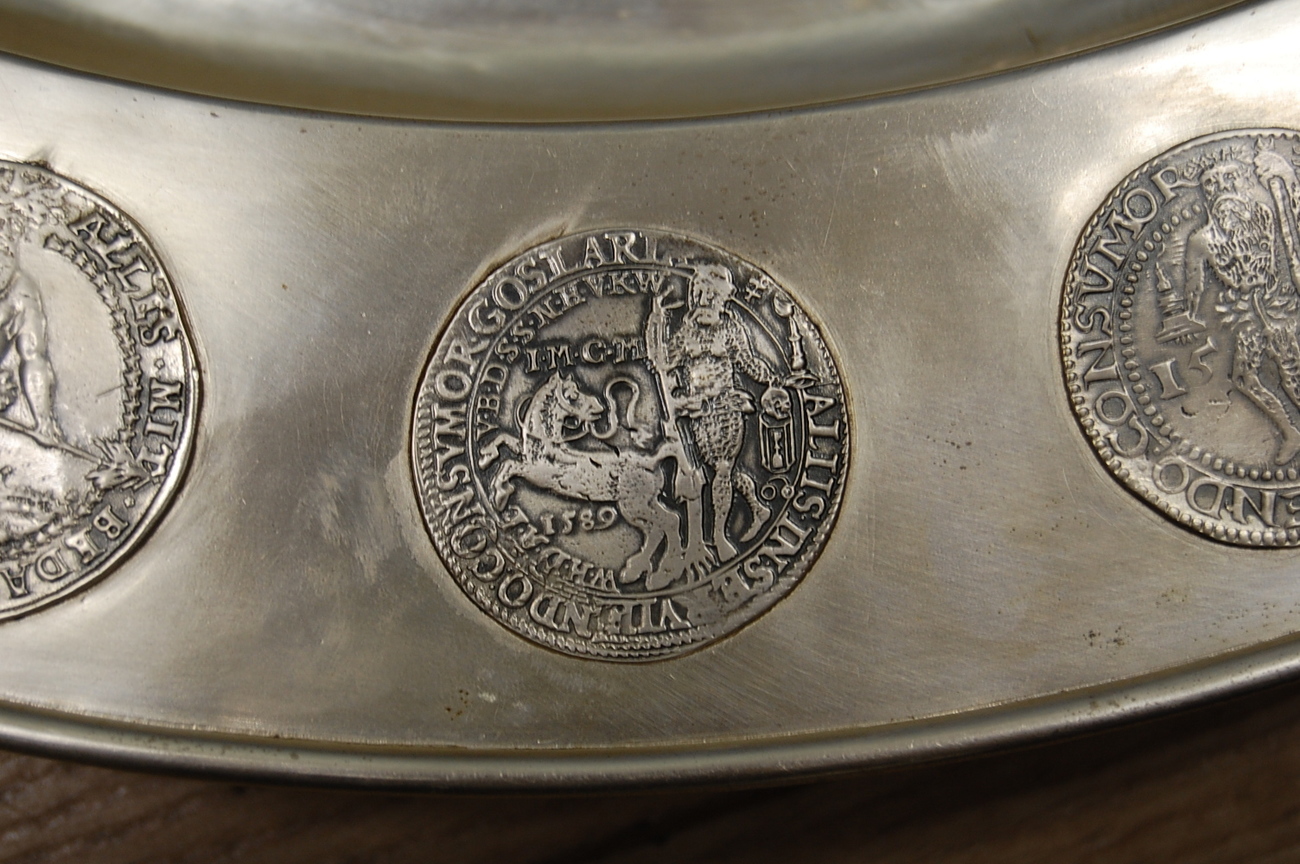 Deutschland vor 1900 großer dekorativer Münz-Silberteller, Silber 800