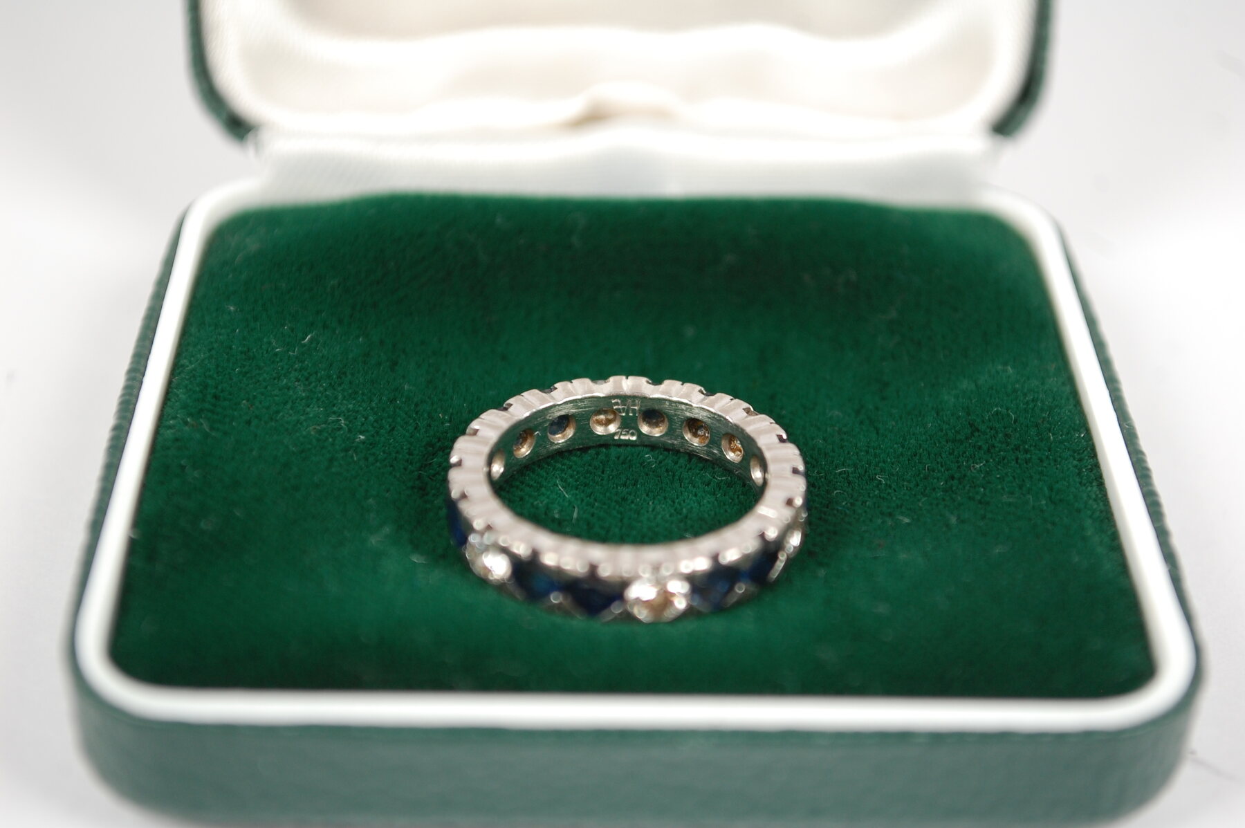 Facet 18 K Weissgold Saphir Memoire Ring mit Diamant & Baguette