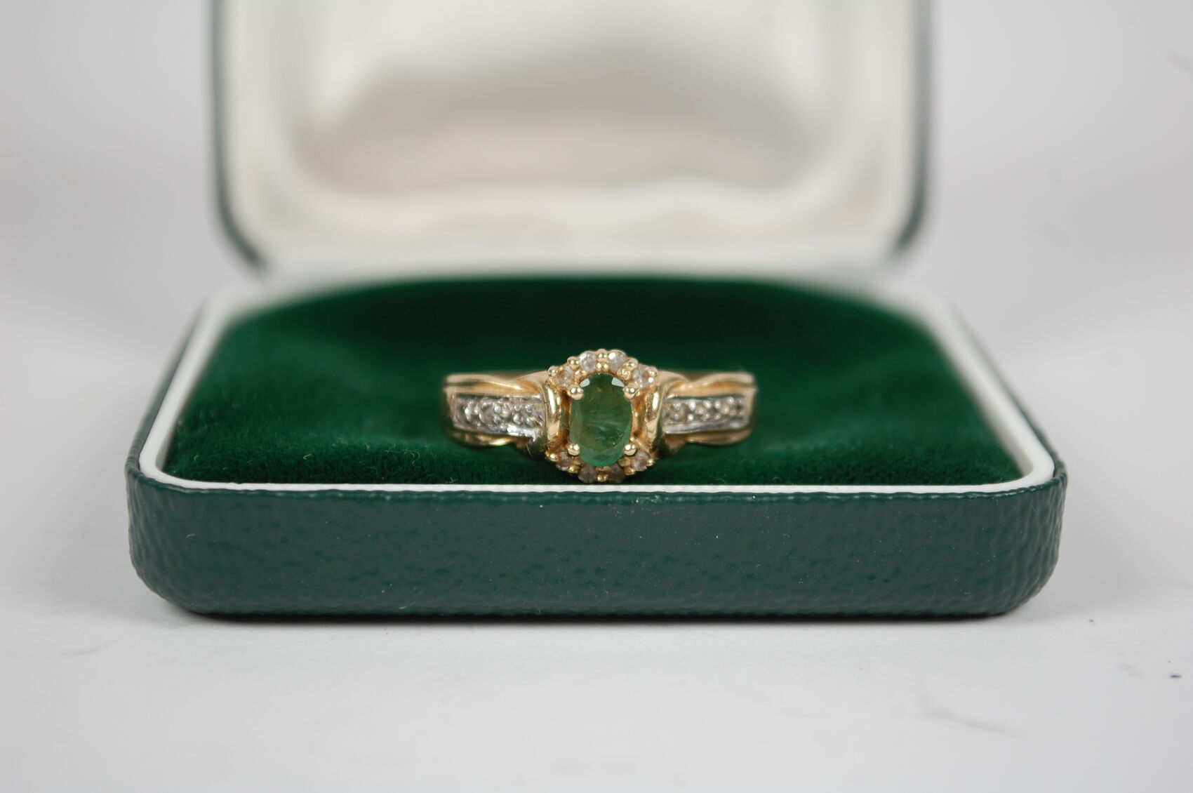 Ring mit grünen Stein & kleinen Diamanten, 585 Gold, Ringgröße 60