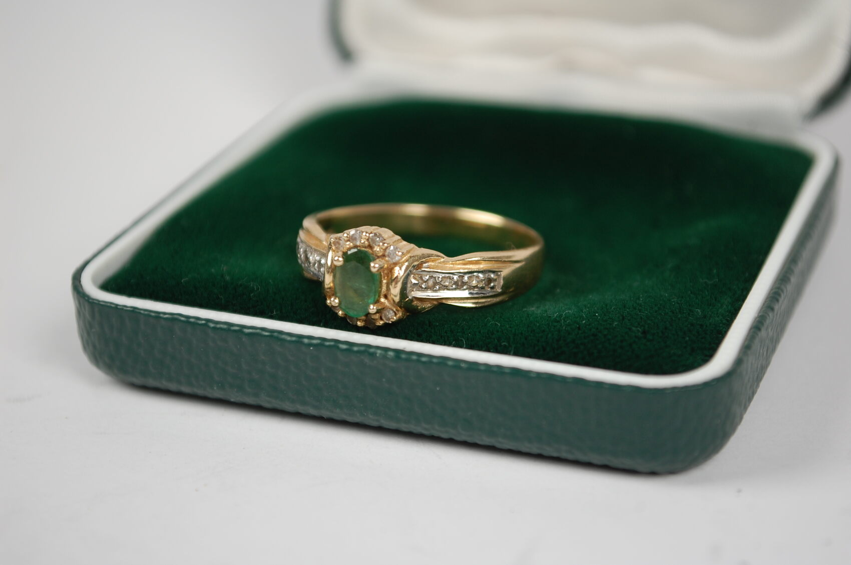 Ring mit grünen Stein & kleinen Diamanten, 585 Gold, Ringgröße 60