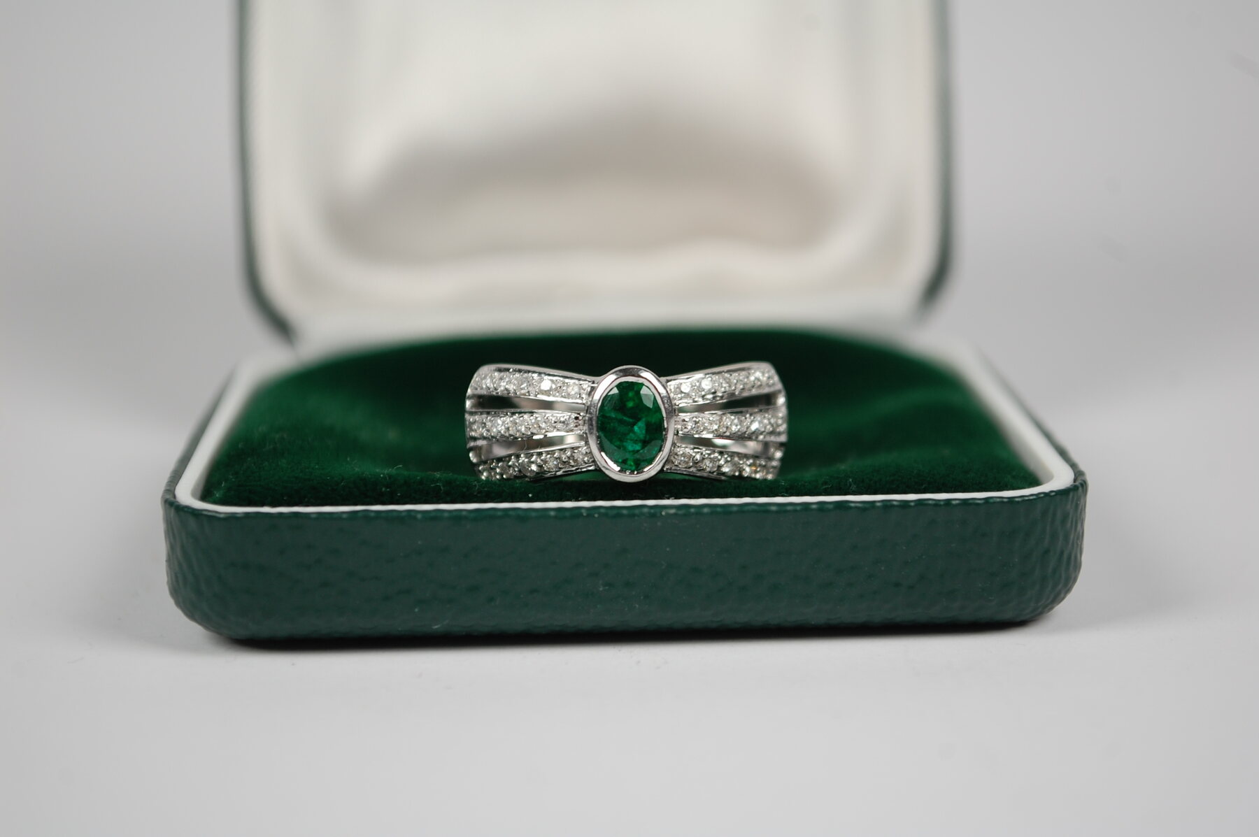 Ring mit grünem Stein und Diamanten, 750 Weißgold, 5,8g, Ringgröße 53 ...