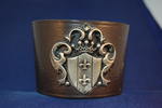 Frankreich Armreif aus Leder mit Wappen Armreif aus Leder mit Wappen, Innendurchmesser 6cm -