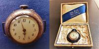 Schweiz, DAMEN TASCHENUHR, goldene (8 Karat) DAMEN ARMBAND- / TASCHENUHR im Etui, ca. 1920, -