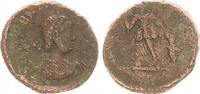 Antike / Römische Kaiserzeit / Valentinianus II Kleinbronze AE4 Kleinbronze des Valentinianus II Victoria n.l. gehend, einen Gef. beim Schopf pa -