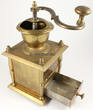 Finnland ? 1912 Kaffeemühle mit graviertem Text : Napamatkn z Harlouych - Uarn / Messing 2-3