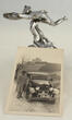 Tschechoslowakei um 1928 Automobil-Kühler-Figur,Praga auf Sockel montiert mit Fotokarte 2-3