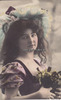 Deutsches Reich Ansichtskarte/Postkarte/Frauenportrait/Frau mit Hut und Blumen -