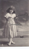Deutsches Reich Ansichtskarte/Postkarte/Kinderportrait/Mädchen mit Spielzeug -
