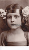 Deutsches Reich Ansichtskarte/Postkarte/Kinderportrait/Mädchen mit Blumen im Haar -