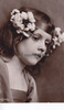 Deutsches Reich Ansichtskarte/Postkarte/Kinderportrait/Mädchen mit Blumen im Haar -