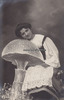 Deutsches Reich Ansichtskarte/Postkarte/Frau hinter Pilz -