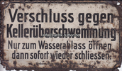 Bundesrepublik Deutschland Blechschild / Verschluss gegen Kellerüberschwemmung Nur zum Wasserablass... -