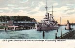 Deutsches Reich AK. S.M.S. Kaiser Friedrich III. die Strassen Drehbrücke bei Rensburg passierend -