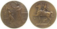 Belgien Medaille 1910 Bronze Brüssel - auf die Weltausstellung, Frauengestalt mit Palmzweig krönt einen jungen Mann mit Krug / berittener Herold ...