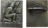Schweiz Abzeichen Bronze versilbert Soldaten Weihnacht 1915, mittelalterlicher Krieger mit Hellbarde nach rechts, vor Schweizer Kreuz, rechts das -