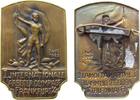 Abzeichen 1925 Bronze Frankfurt - I.Internationale Arbeiter Olympiade, Athlet mit Fahne, ca. 29,5 x 44 MM, intakte Nadel vz