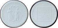 Porzellan Medaille Porzellan weiss Berlin - Deutschlands schwerste Zeit, knieender Mann mit Frau / Schrift im Quadrat, Rand: schwarz, Rand: glatt, -