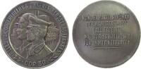 DDR Medaille WM Alles für die Erfüllung unseres Klassenauftrages, Soldat und Arbeiter vor Industrieanlage / Schrift: Von der Partei geführt d -