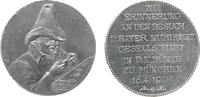 München Medaille Zinn München - auf den Besuch der Bayerischen Numismatischen Gesellschaft in der Münze, männliche Gestalt mit Hut an Tisch begut -