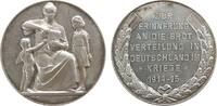 erster Weltkrieg Medaille Silber Brotverteilung in Deutschland, sitzende Mutter schneidet Brot für ihre zwei Kinder / Mehrzeiler, v. Lauer, ca. 33,4 MM, c -