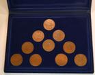 Deutschland Bundesrepublik Bayern Bronzemedaillen Lot 10 Stück GN1102 - Fussball WM München 1974 Fussballweltmeisterschaft 74 Unzirkuliert in original Box, Patina
