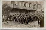 Allemagne - Deutschland - Germany Groupe de Soldats Allemands traversant une ville ( croix identifiant un soldat) -