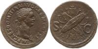 Römische Kaiserzeit Dupondius Domitian, 81 - 96, Vexilium, davor gekreuzte Schilde, Trompeten und Lanzen -