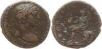 Römische Kaiserzeit As Trajan, 98 - 117, Roma sitzt n.l. auf Brustpanzer, hält Viktoria und Speer -