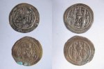 Sasaniden Lot, 2 x AR Drachme wohl unter Hormizd IV. 579-590, Büste n.r. / Feuerkelch, Göbl.200 var.