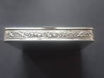 Deutsches Reich Silber Dose mit Deckel um 1890 Liebespaar mit 3 Musikanten 98x73x15mm ss