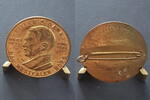 Drittes Reich Medaille Anstecker Gau Westfalen Nord Rar Winterhilfe, Adolf Hitler Büste, Kupfer vergoldet -