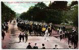 AK Großbritannien Hussars March Down Avenue. Aldershot ungebraucht -