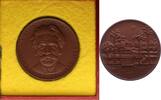 Personenmedaillen Porzellanmedaille Schweitzer, Albert *1875 Kaysersberg bei Colmar, +1965 Lambarène, evangelischer Theologe, Musiker, Arzt und Philosoph. Erhielt 1 -