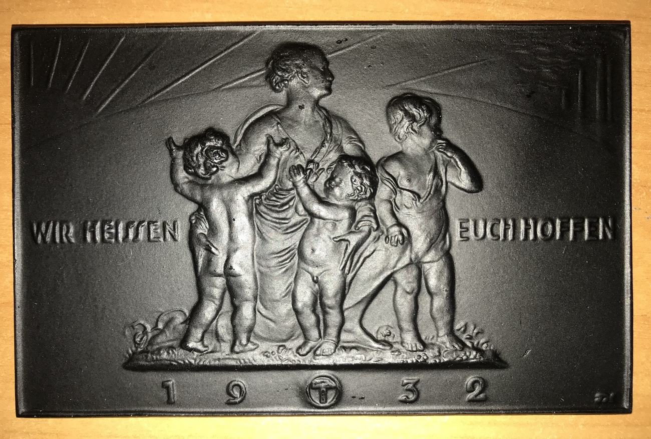 Kunstgüsse und Prägungen Eisengussplakette, matt geschwärzt 1932