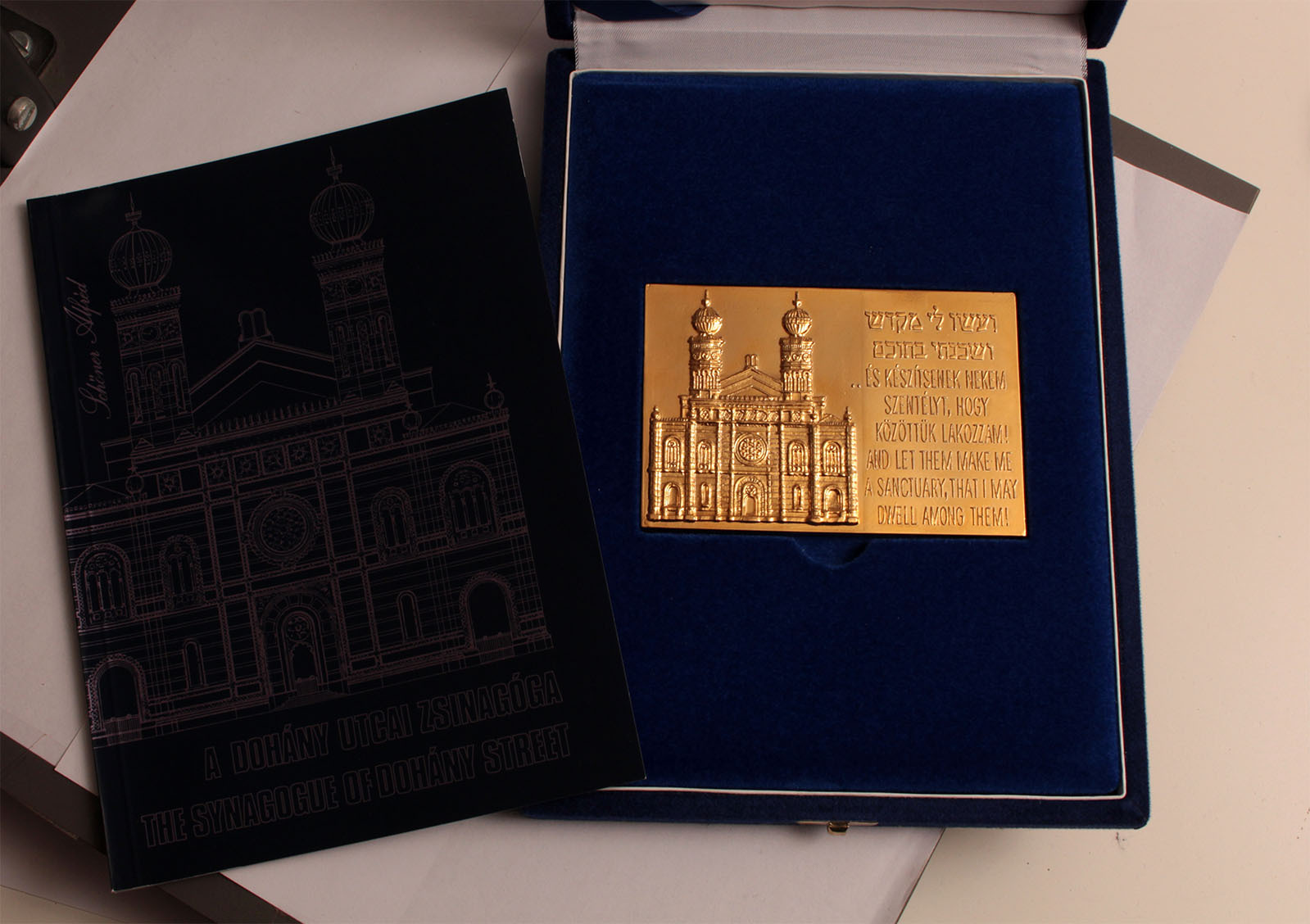 HungaryJudaica Gilt bronze plaque Donation of Synagogue at Dohany