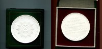 DDR/Berlin, Porzellan-Plakette, für den Schutz der Arbeiter u.Bauernmacht, -