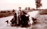 France Komitat 02410 - SAINT GOBAIN - VERLETZTE HUNDEGROßMUTTER AUF DEM GELÄNDE DER GROSSEN BERTHA NACH 1945 -
