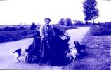 France Komitat 02410 - SAINT GOBAIN - VERLETZTE HUNDEGROßMUTTER AUF DEM GELÄNDE DER GROSSEN BERTHA NACH 1945 -