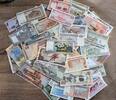 100 verschillende wereld bankbiljetten -